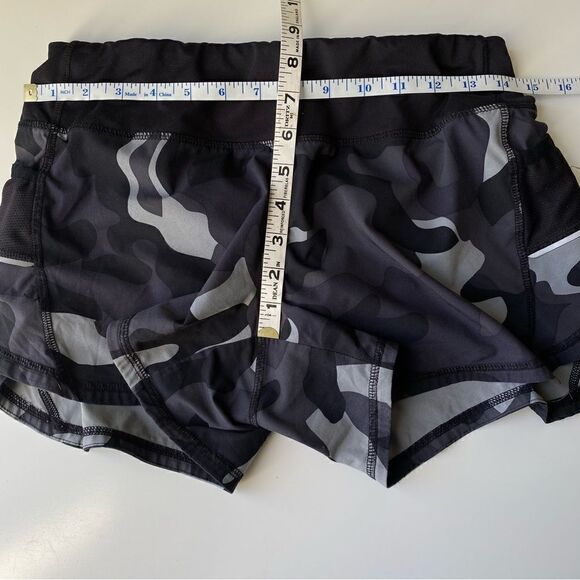 Athleta Camo Printed Running Shorts Size Small Black Gray - Picture 5 of 6